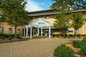 Property entrance - Holiday Inn Express Milton Keynes by IHG (Milton Keynes)