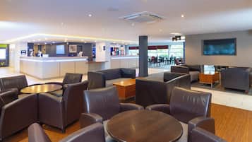 Serves lunch and dinner