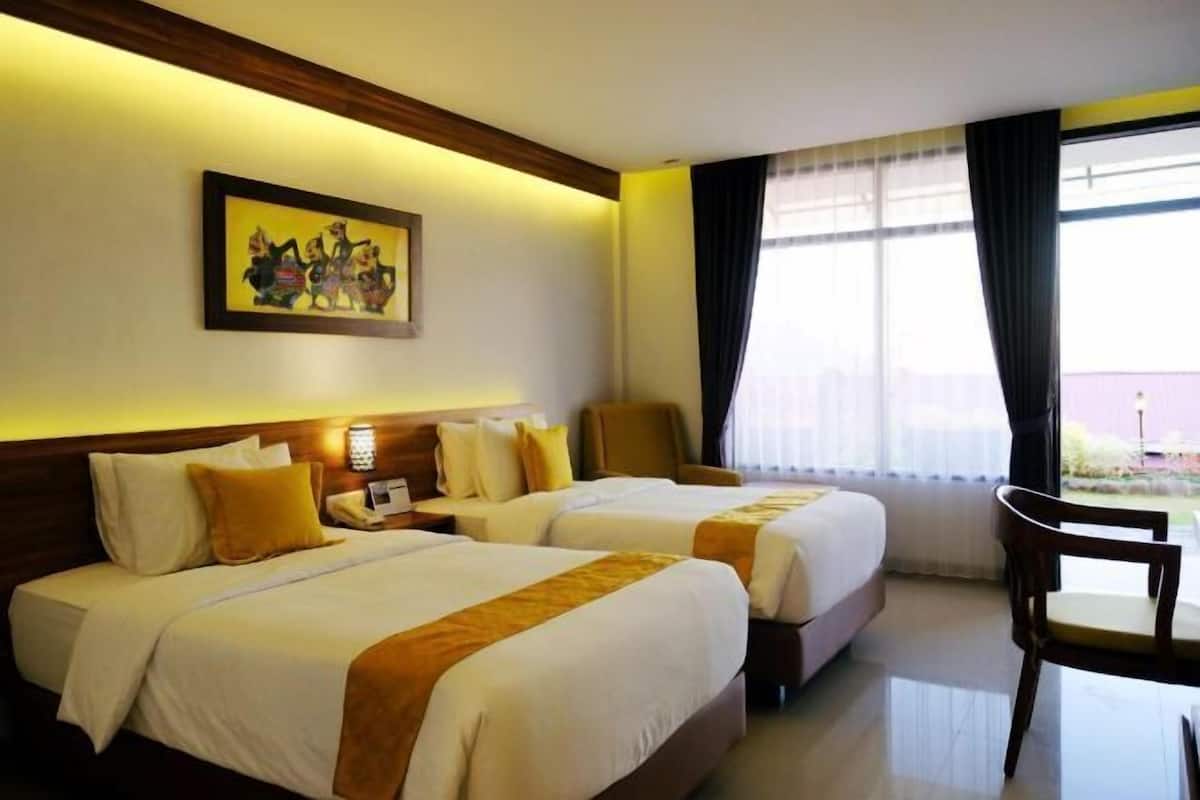Premium bedding, in-room safe, free WiFi