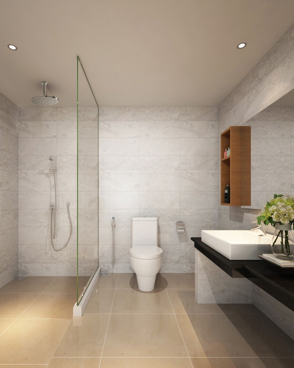 Een moderne badkamer met een douchecabine van glas, een wit toilet en een zwart aanrechtblad met een witte wasbak en een vaas bloemen.