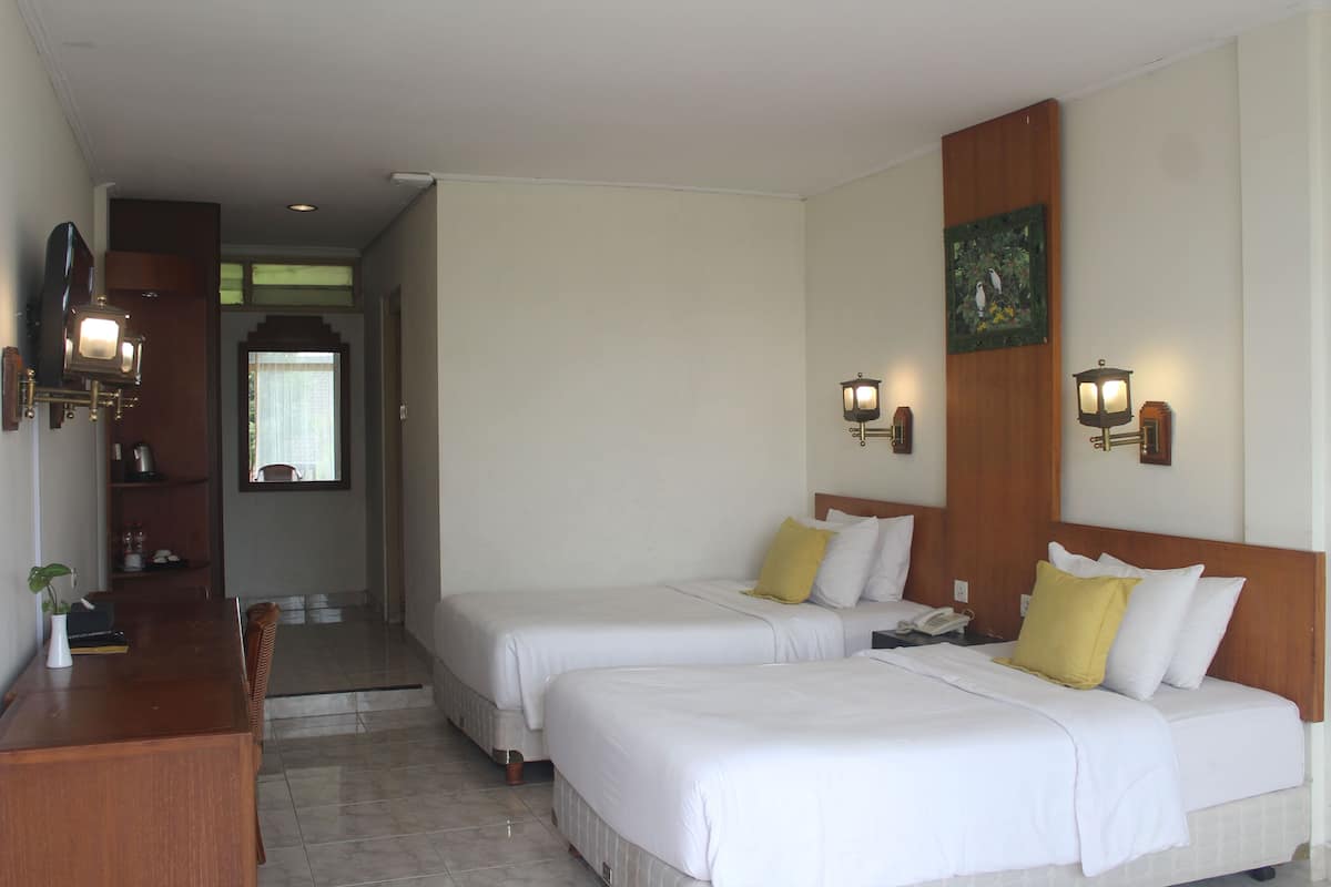 Premium bedding, in-room safe, free WiFi