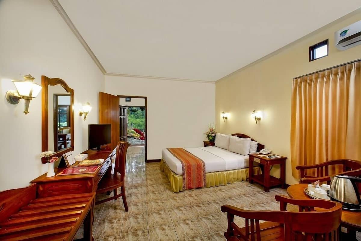 Premium bedding, in-room safe, free WiFi