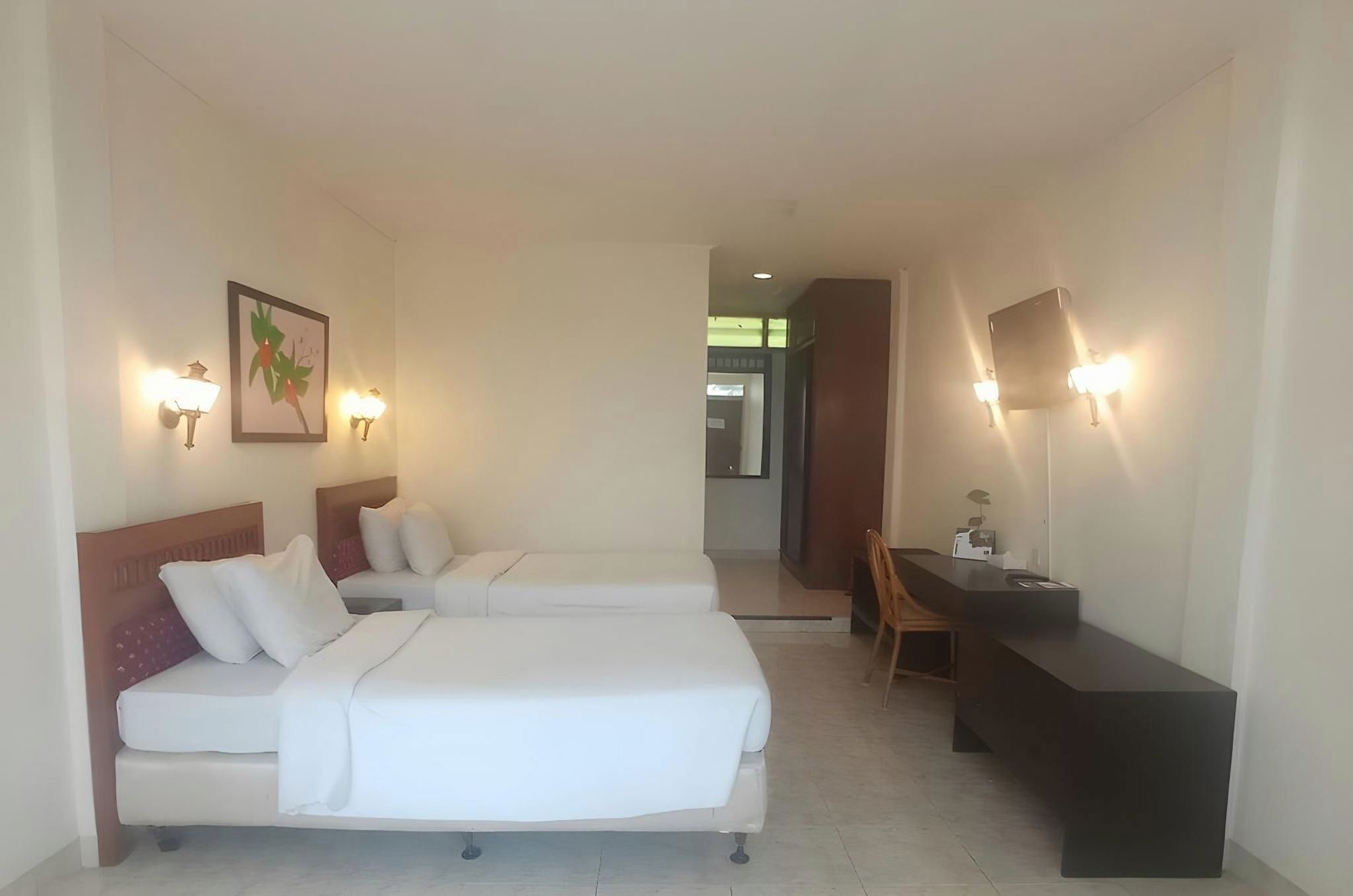 Ropa de cama de alta calidad y caja de seguridad en la habitación 