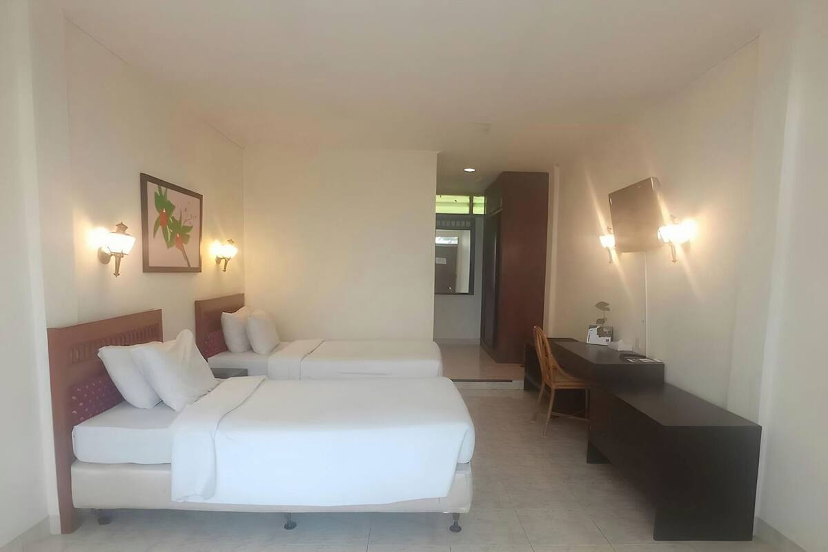 Premium bedding, in-room safe, free WiFi
