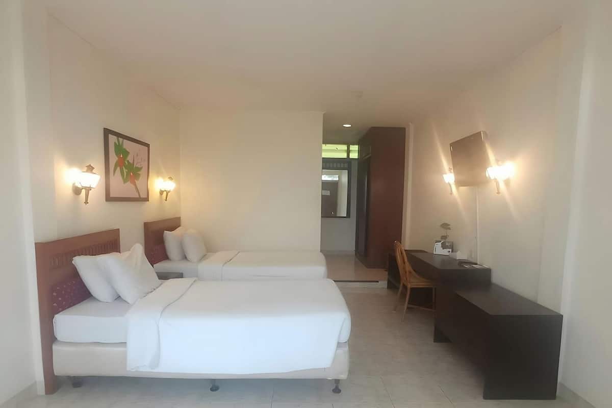 Ropa de cama de alta calidad y caja de seguridad en la habitación