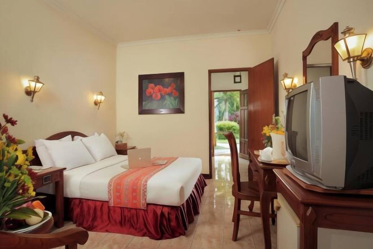 Premium bedding, in-room safe, free WiFi