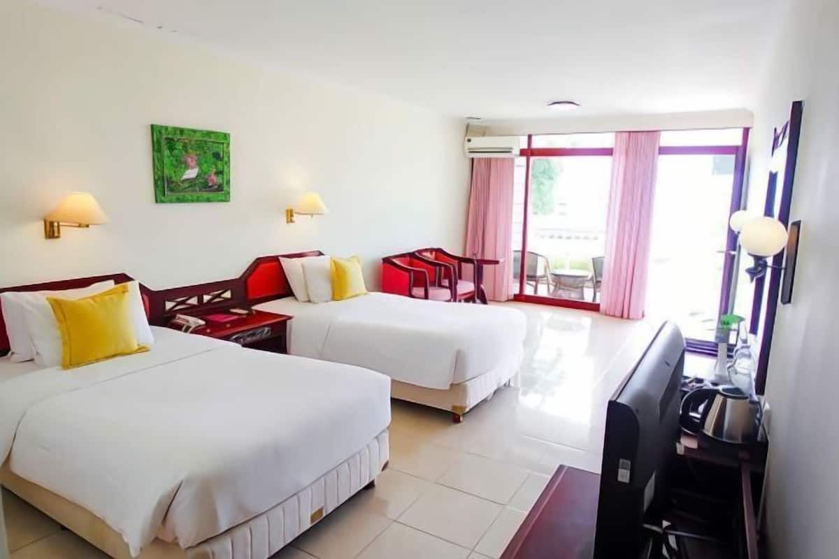 Premium bedding, in-room safe, free WiFi