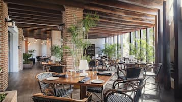 4 restaurants, breakfast, lunch, dinner served; international cuisine