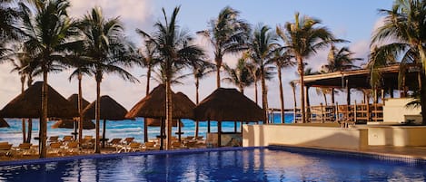 حمّام سباحة خارجي، مظلات على حمّام السباحة، مقاعد للتشمس