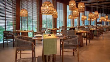 4 restaurants, breakfast, lunch, dinner served; international cuisine