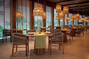 4 restaurants, serveren ontbijt, lunch, diner, internationale gerechten