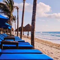 Plage, sable blanc, cabines (en supplément), chaises longues
