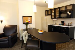 Suite, 1 habitación | Cocina privada | Refrigerador con congelador, microondas y parrilla de estufa 