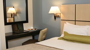 Desk, iron/ironing board, free cribs/infant beds, rollaway beds - Candlewood Suites East Lansing by IHG (Lansing)