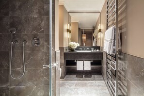 Dusche, umweltfreundliche Kosmetikartikel, Haartrockner, Bademäntel