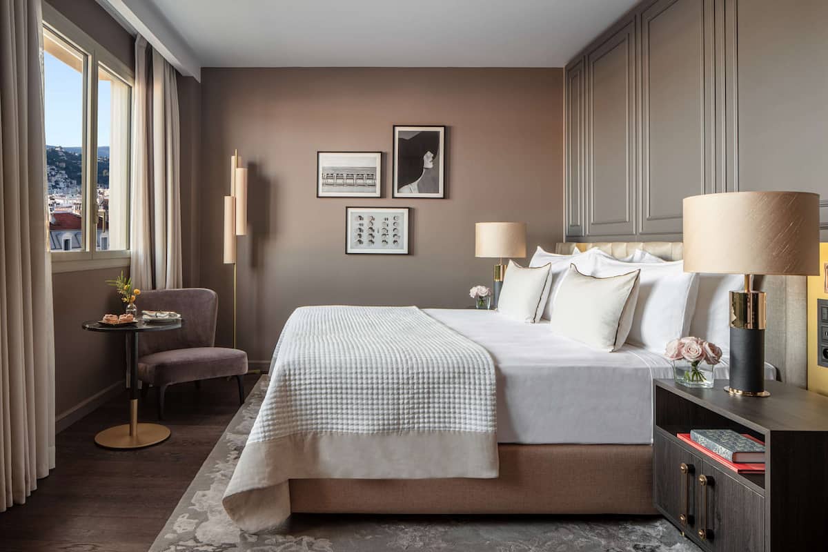 1 bedroom, hypo-allergenic bedding, minibar, desk