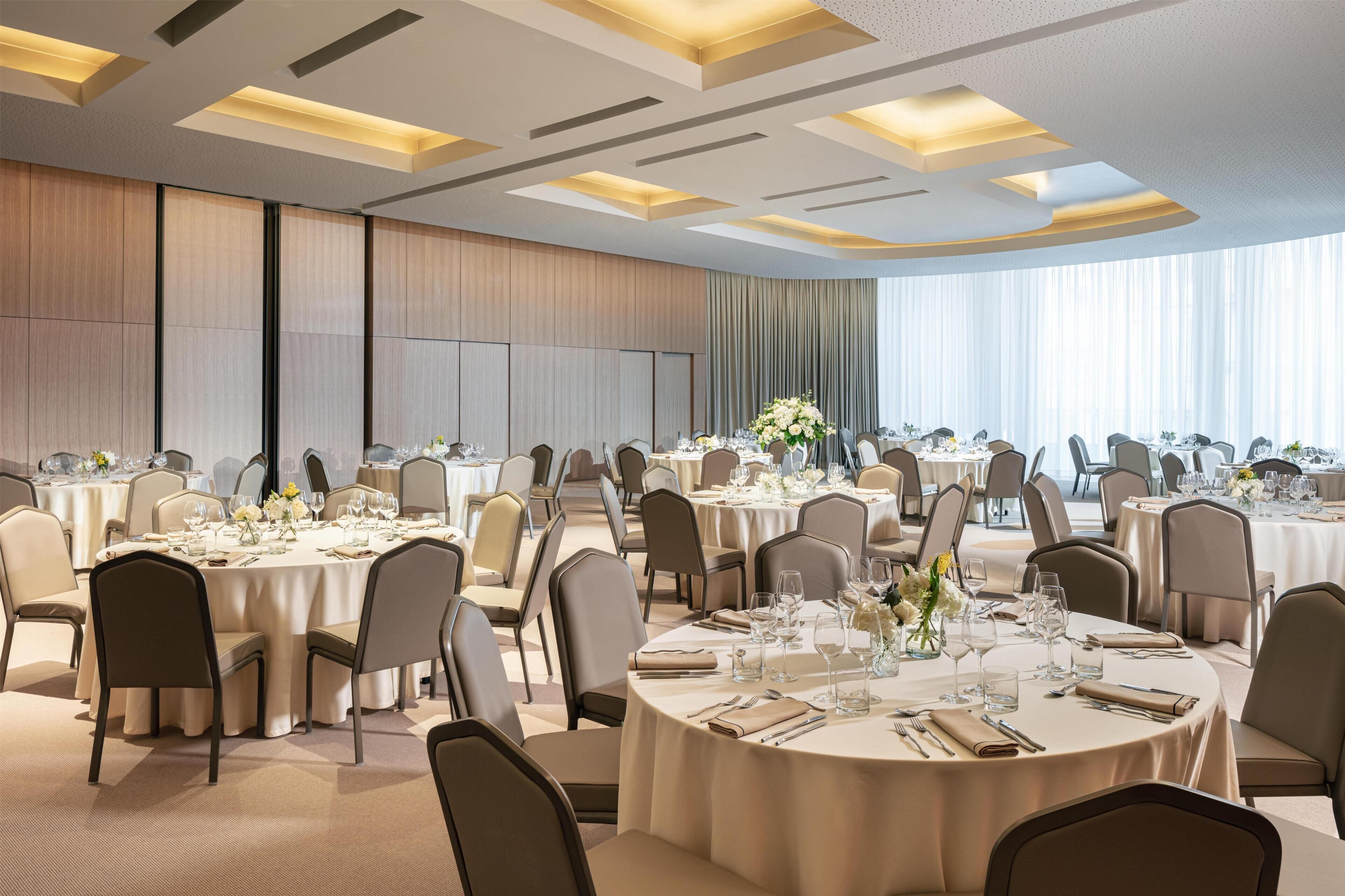 Serveert lunch, diner, Mediterrane gerechten, stranduitzicht 