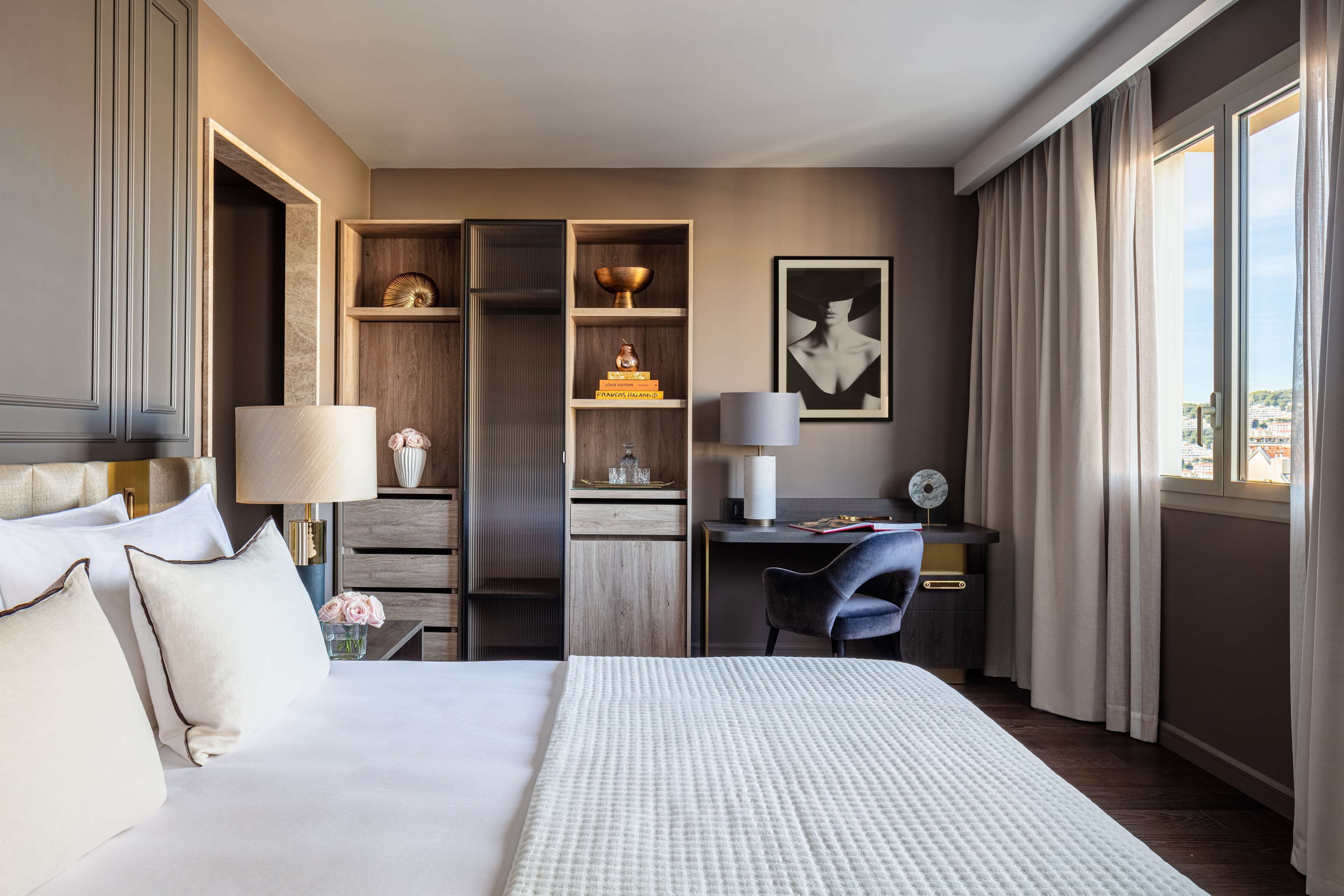 Deluxe kamer | Hypoallergeen beddengoed, een minibar, een bureau, beddengoed