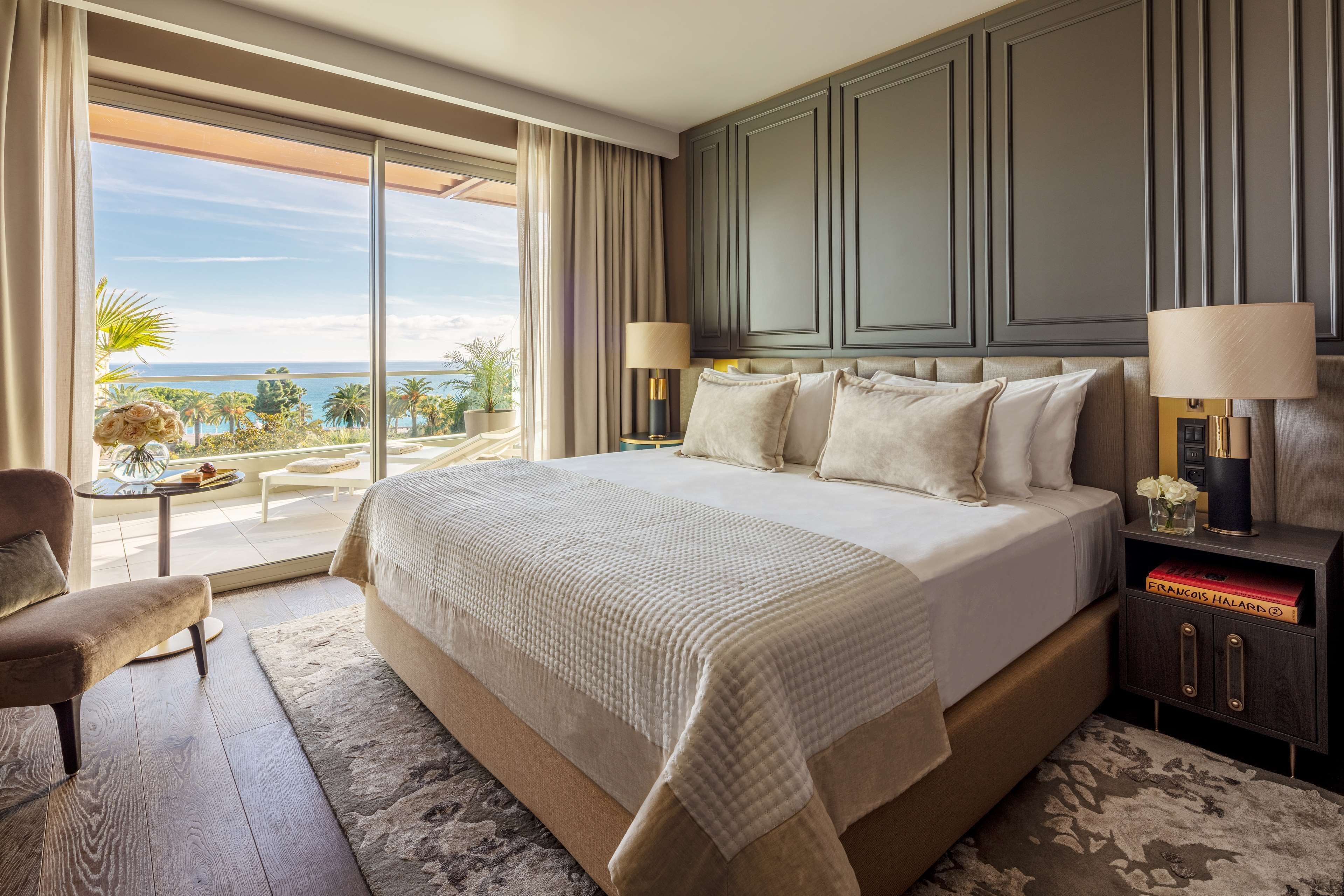 Allergitestade sängkläder, minibar, skrivbord och sängkläder
