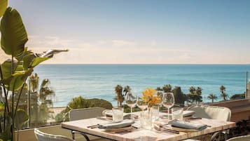Petit déjeuner buffet servi tous les jours en supplément