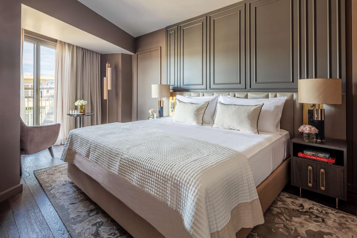 Suite | Hypo-allergenic bedding, minibar, desk, bed sheets