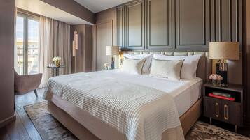 Hypo-allergenic bedding, minibar, desk, bed sheets