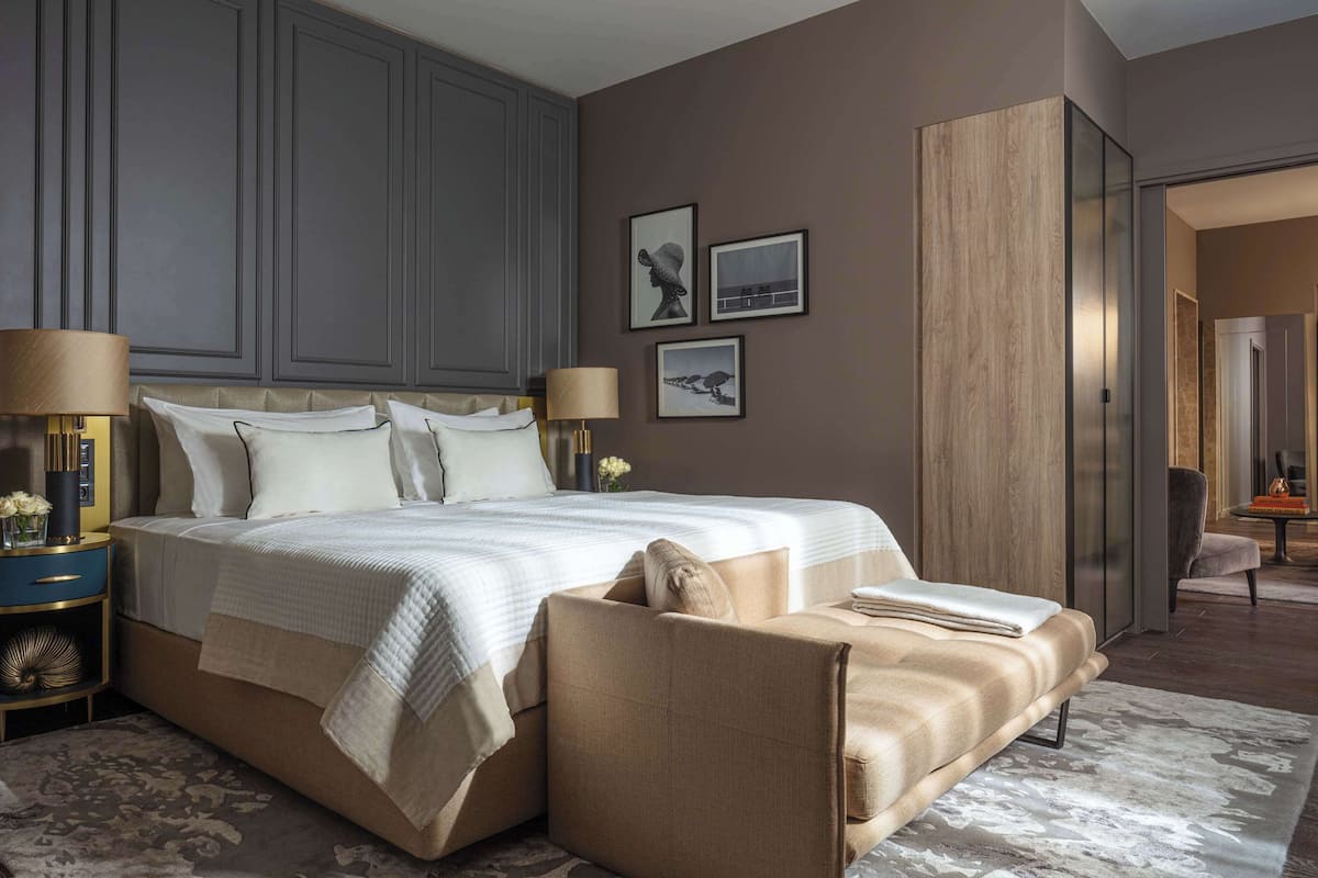 Hypo-allergenic bedding, minibar, desk, bed sheets