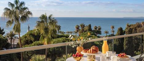 Panoraamasviitti, merinäköala (Albert I) | Allergiatestatut vuodevaatteet, minibaari, työpöytä, vuodevaatteet