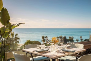 Se sirven comidas, cenas y cocina mediterránea con vista a la playa