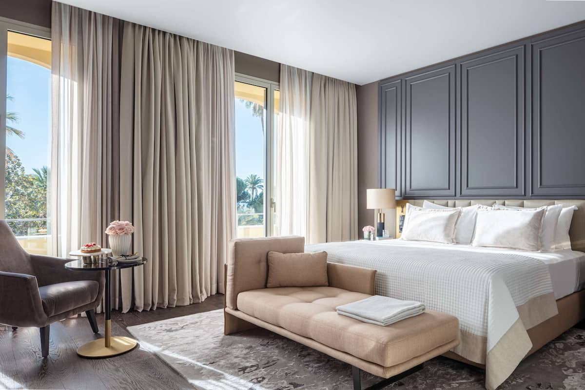 Junior Suite, Balcony, Garden View | Hypo-allergenic bedding, minibar, desk, bed sheets