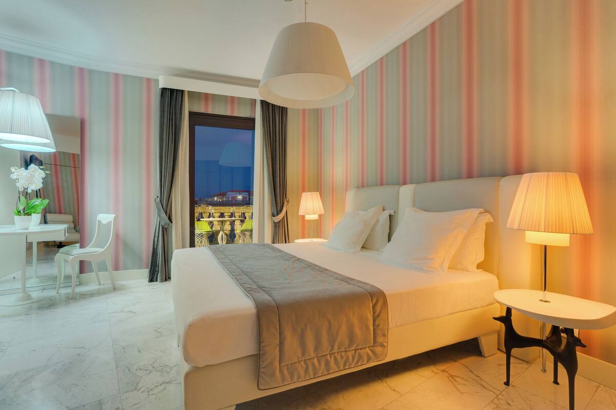 Premium bedding, minibar, in-room safe, desk