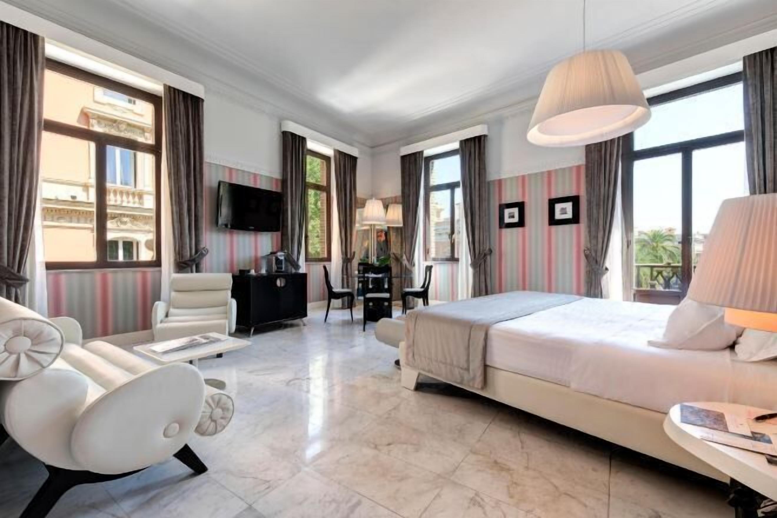 Roupas de cama premium, frigobar, cofres nos quartos, escrivaninha