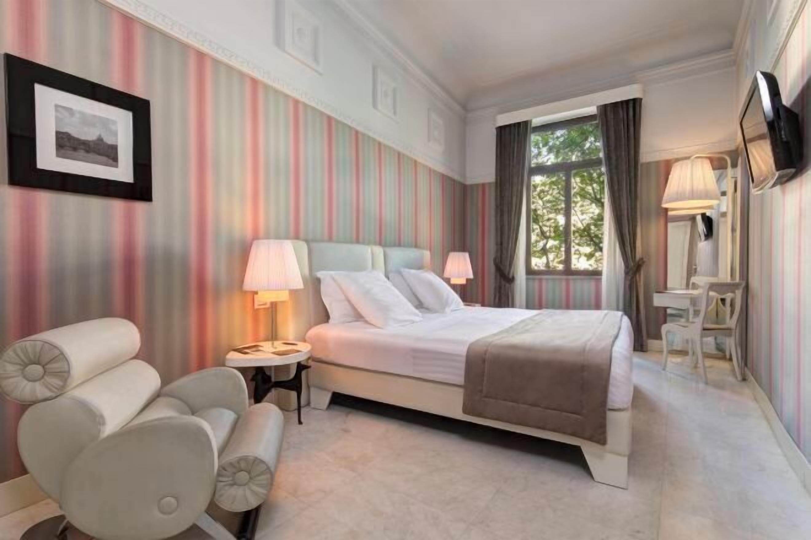 Roupas de cama premium, frigobar, cofres nos quartos, escrivaninha