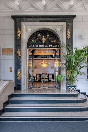 Property entrance. Grand Hotel Palace Rome