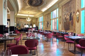 2 restaurants; breakfast, lunch, and dinner served - Grand Hotel Palace Rome (Rome)