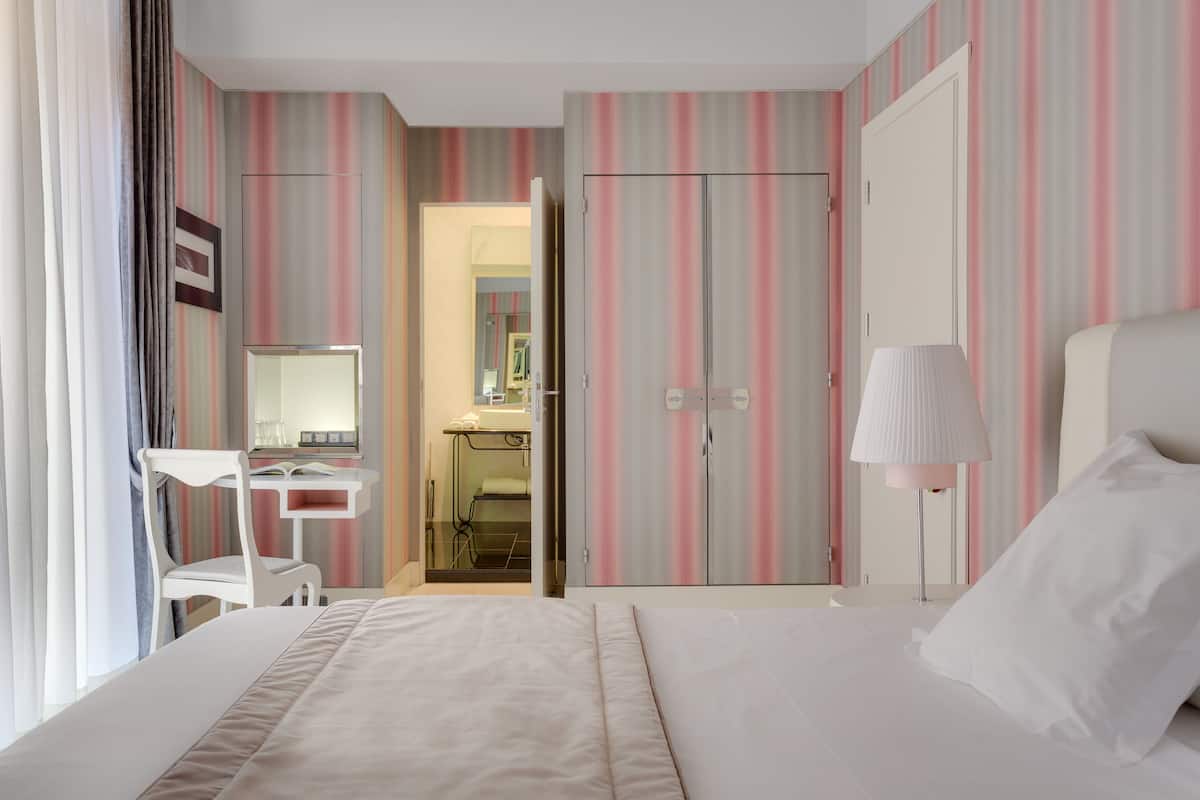 Peralatan tempat tidur premium, bar mini, peti besi dalam bilik, meja