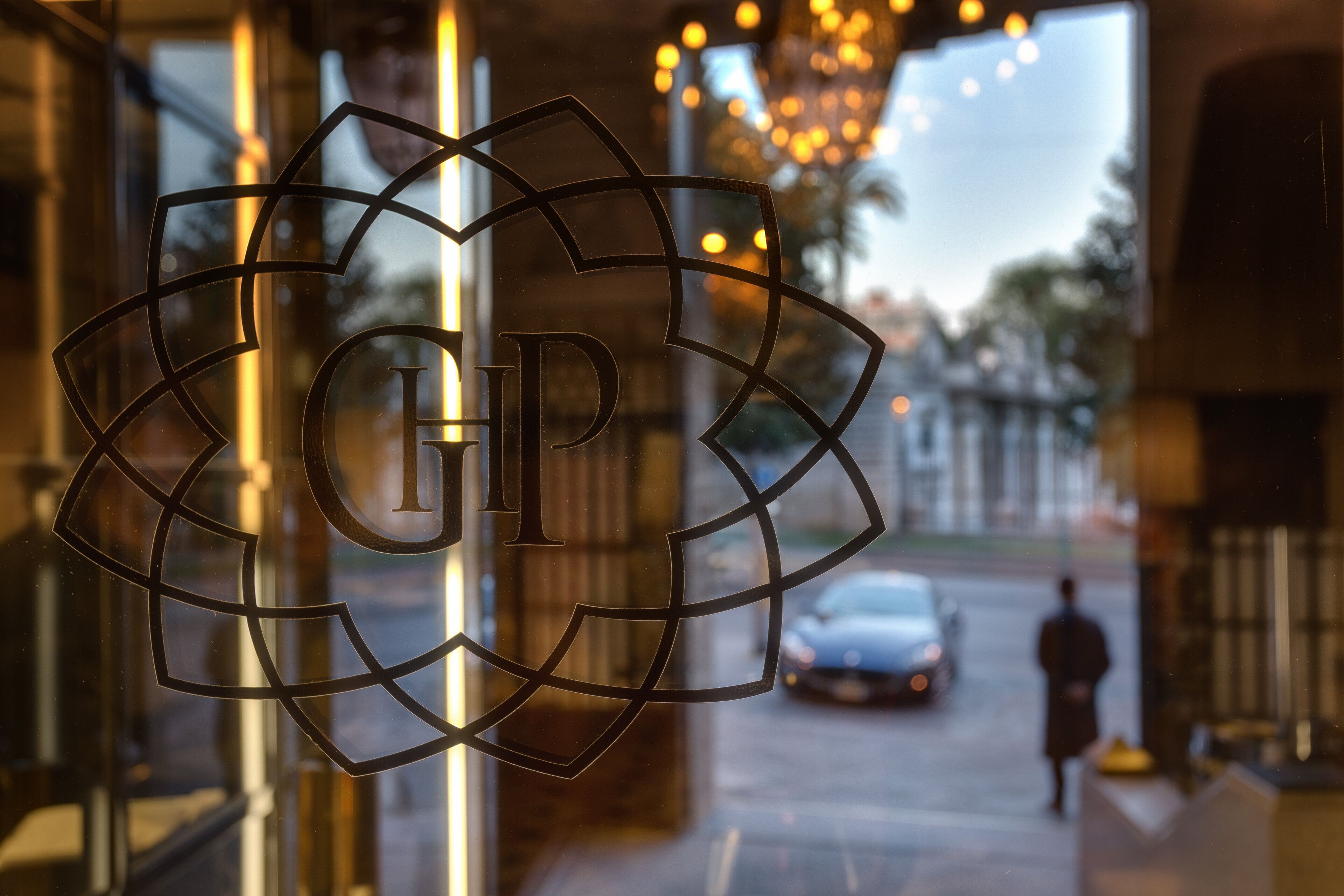 Logo med bogstaverne "GCP" på en rude.