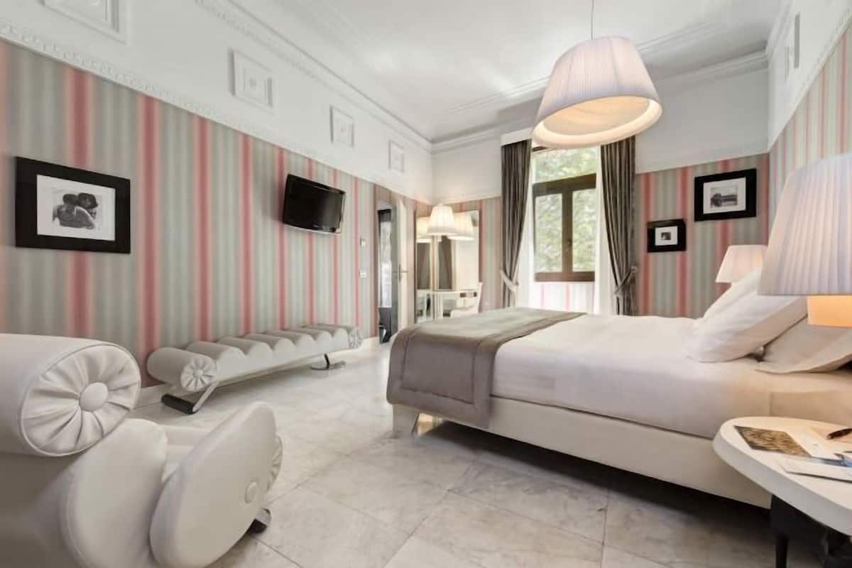 Premium bedding, minibar, in-room safe, desk