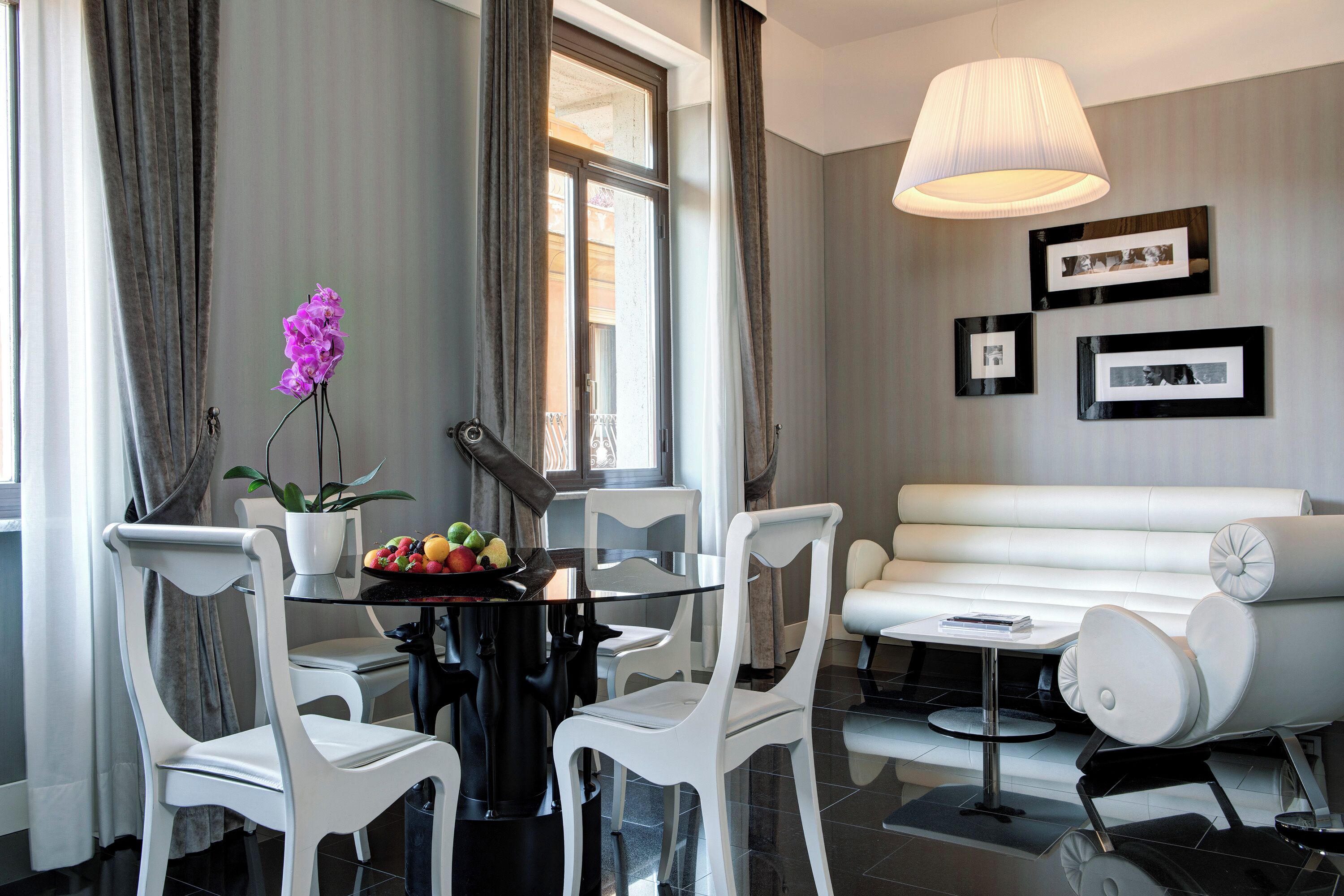 行政套房, 1 间卧室, 城市景观 | 高档床上用品、迷你吧、客房内保险箱、办公桌