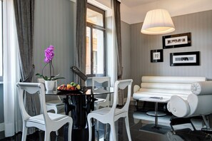 Suite ejecutiva, 1 habitación, vistas a la ciudad | Ropa de cama de alta calidad, minibar, caja fuerte y escritorio