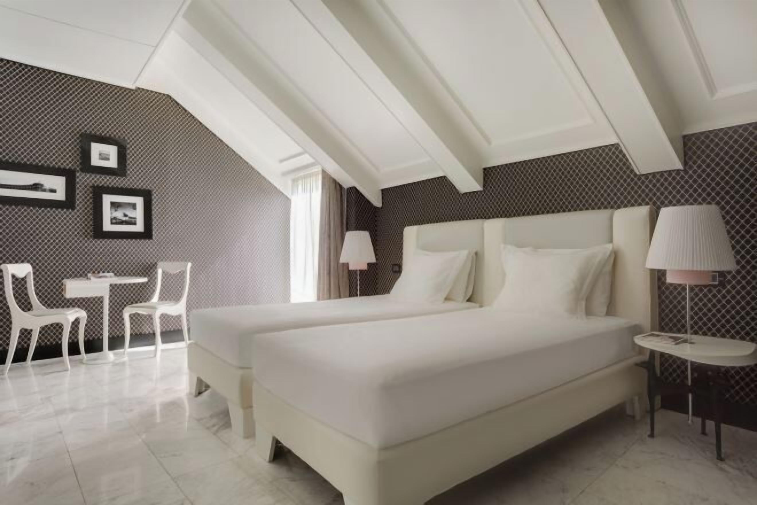 Roupas de cama premium, frigobar, cofres nos quartos, escrivaninha
