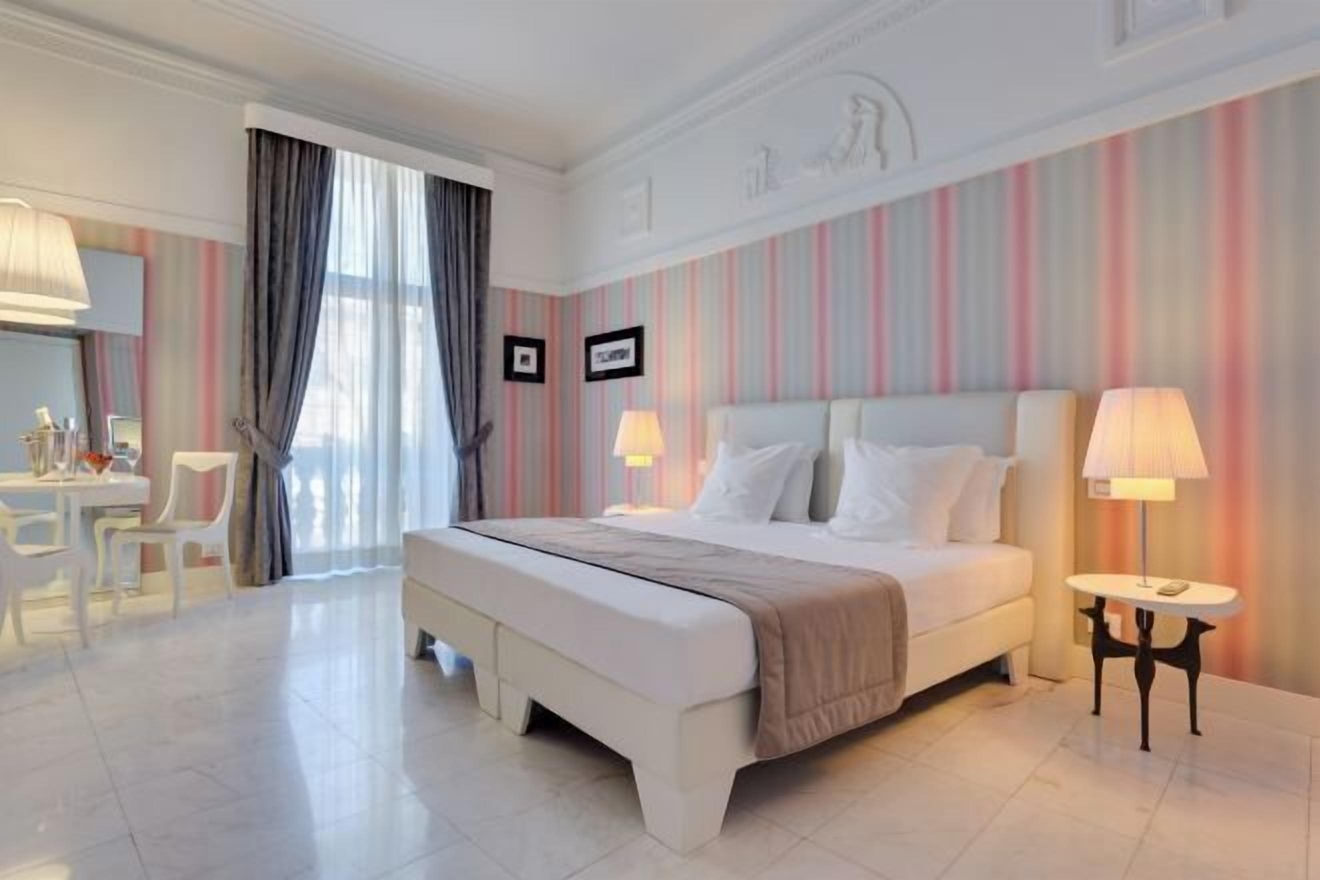 Roupas de cama premium, frigobar, cofres nos quartos, escrivaninha
