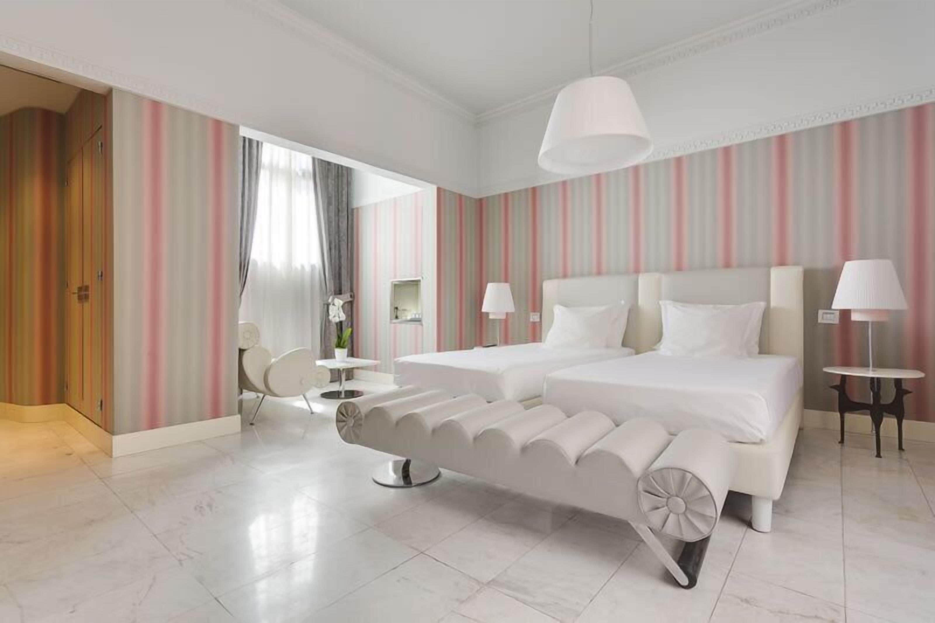 Bộ đồ giường cao cấp, minibar, két bảo mật tại phòng, bàn 