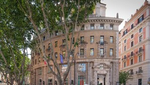 A historic building with a grand entrance, multiple balconies, and outdoor seating areas. - Grand Hotel Palace Rome (Rome)