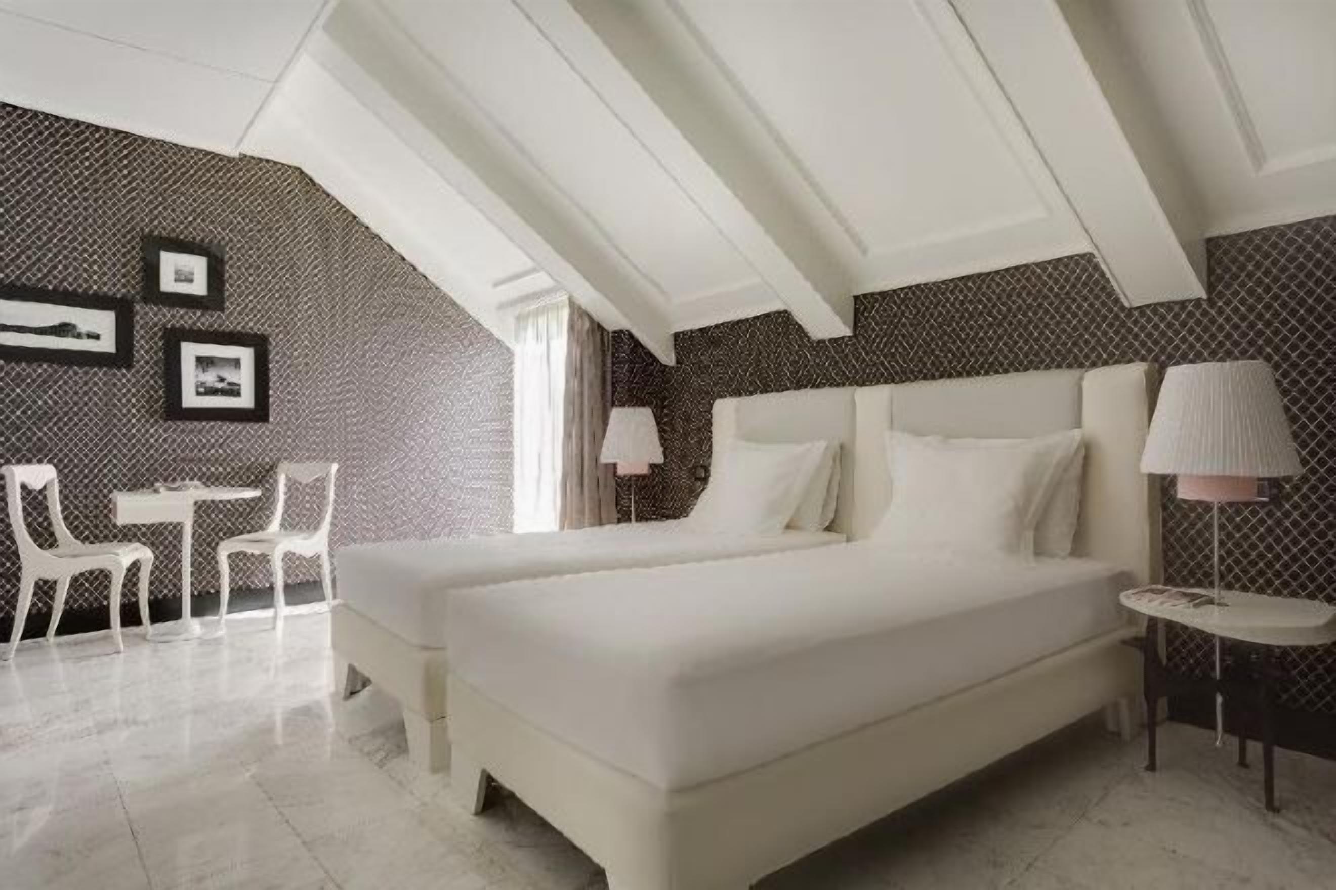Roupas de cama premium, frigobar, cofres nos quartos, escrivaninha