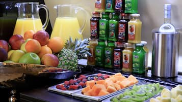 Petit déjeuner buffet (33 EUR par personne)