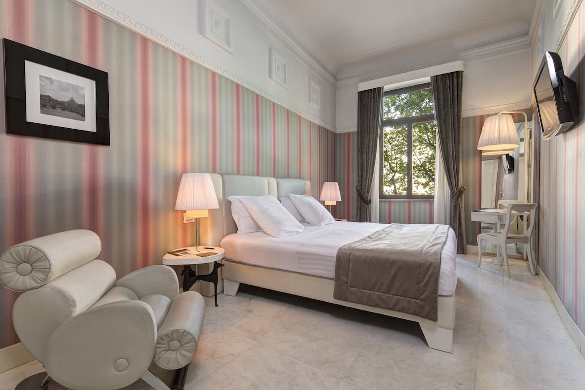 Peralatan tempat tidur premium, bar mini, peti besi dalam bilik, meja