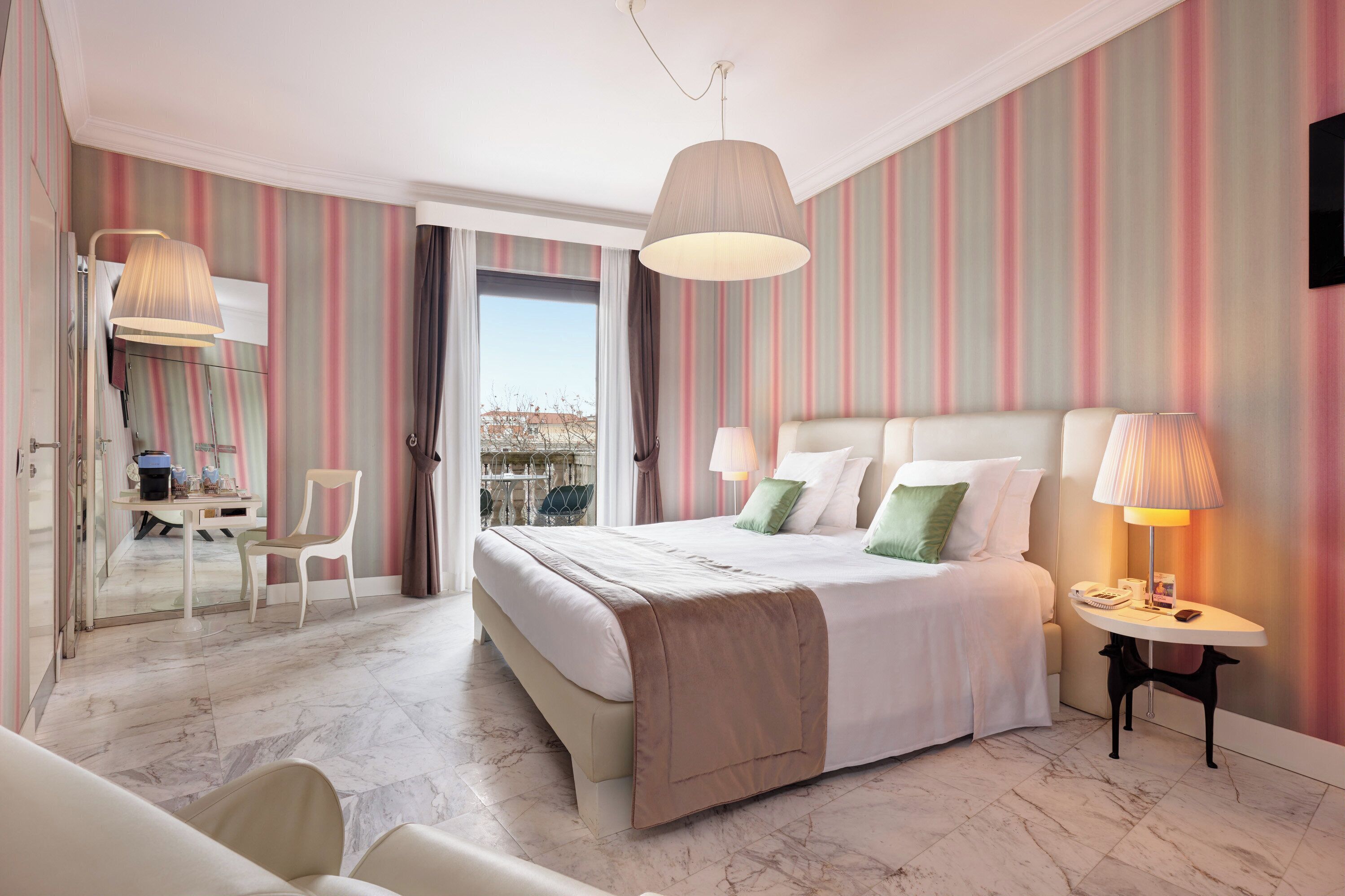 Ropa de cama de alta calidad y minibar 