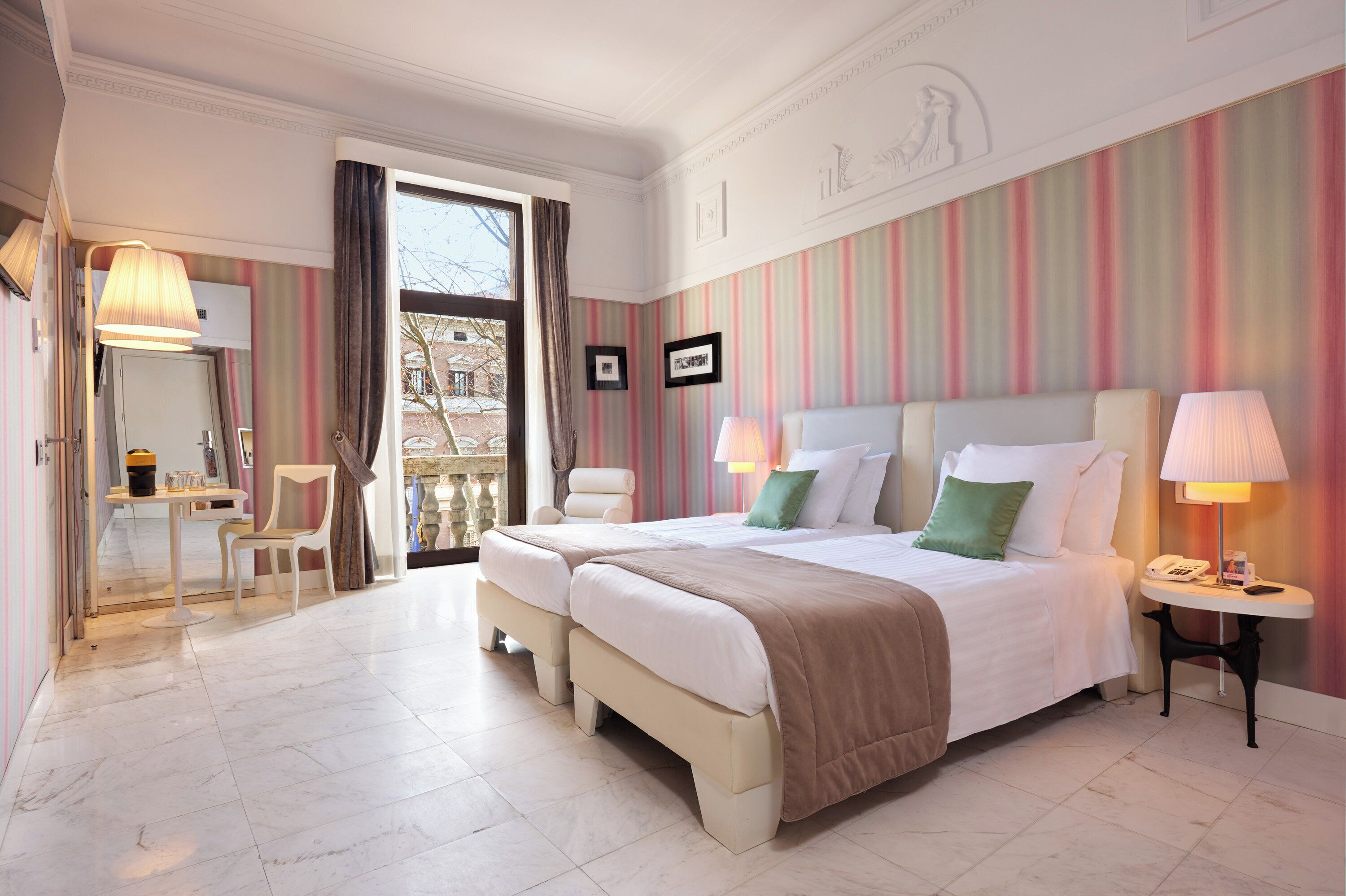 Ropa de cama de alta calidad y minibar 