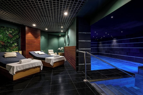 Indoor spa tub. Grand Hotel Palace Rome